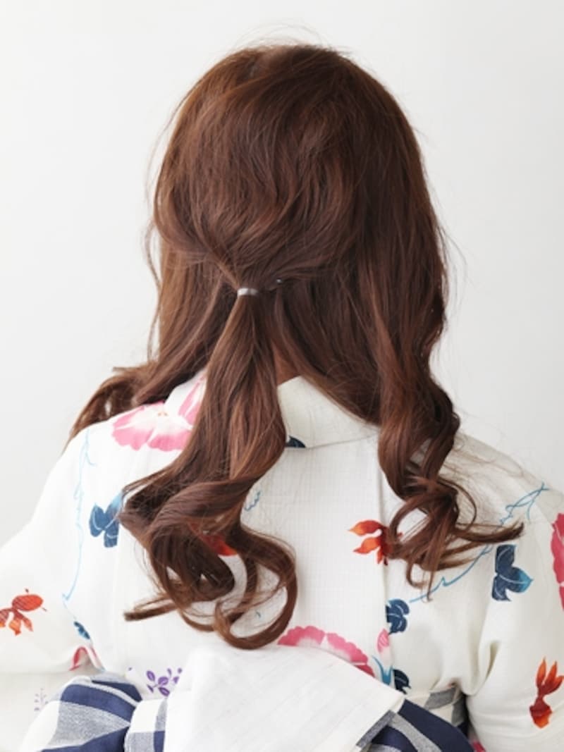 後ろの髪を丸くとりひとつ結びに