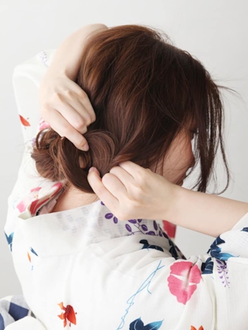 毛先を丸め込んでロール状にする