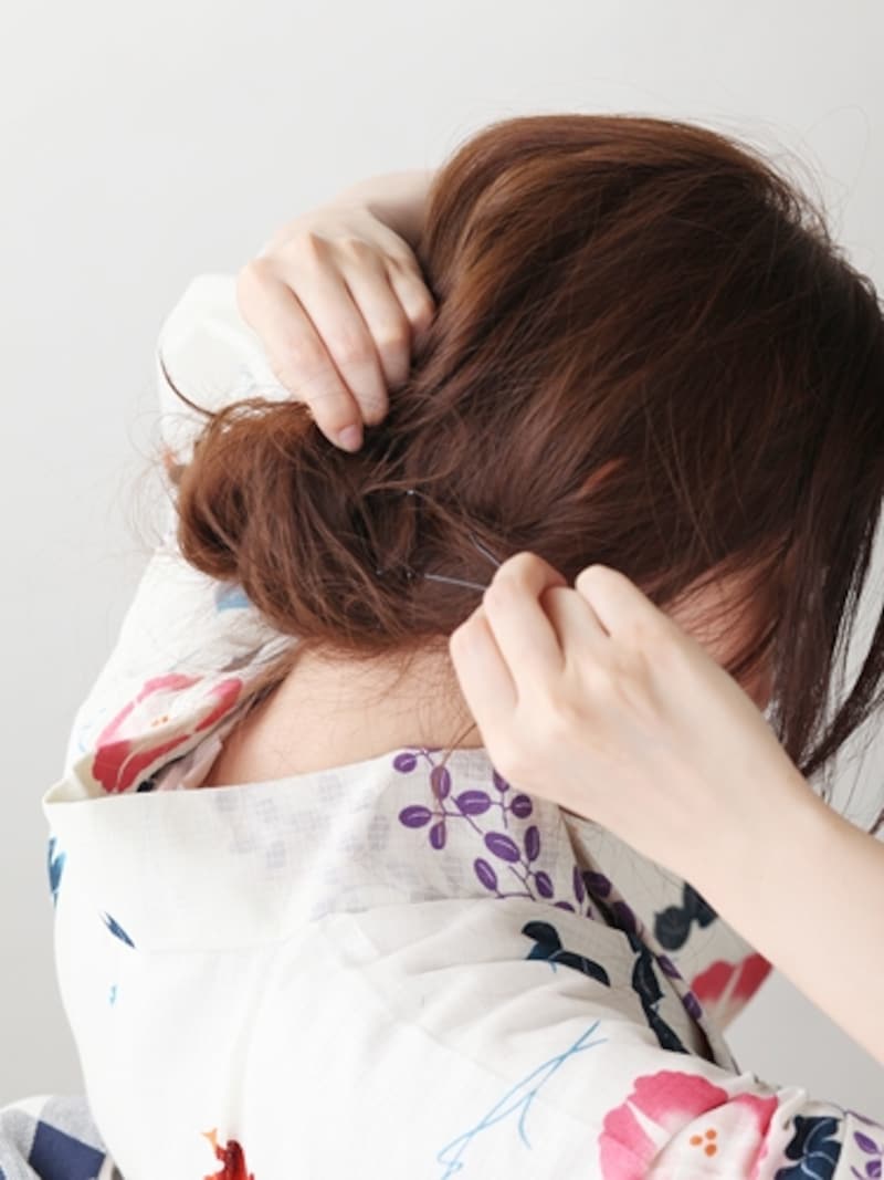 左右の髪も丸め込み、ピンで留める