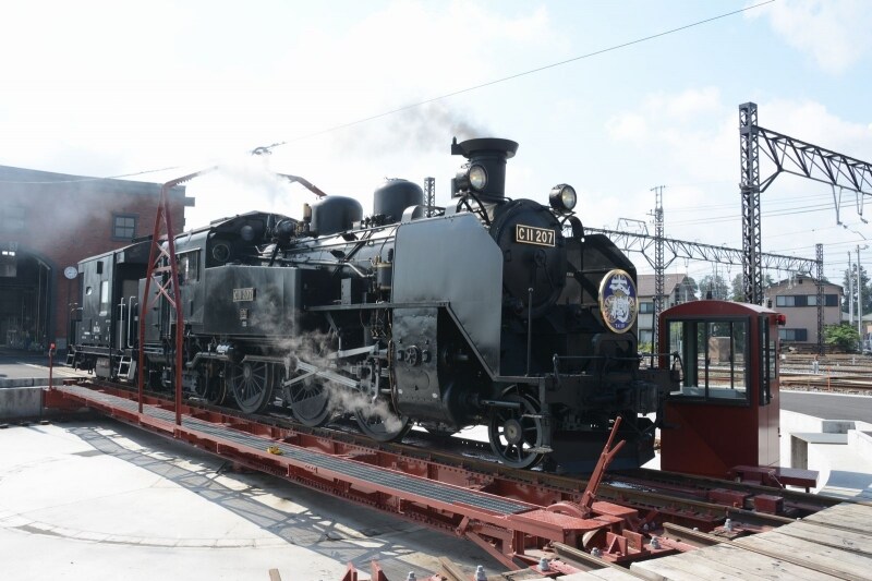 転車台に載るC11