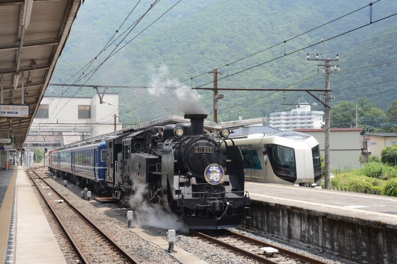 SL「大樹」と新型特急リバティ