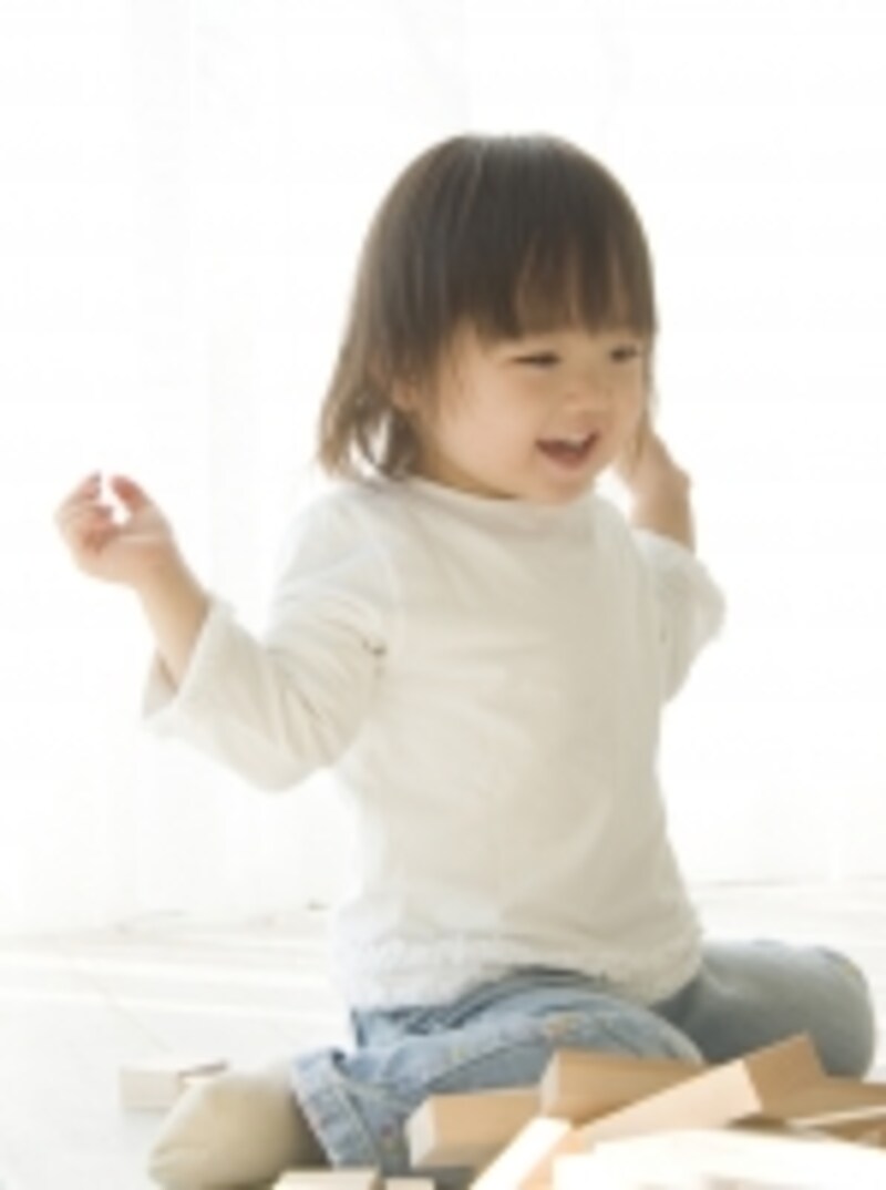 積み木で遊ぶ少女