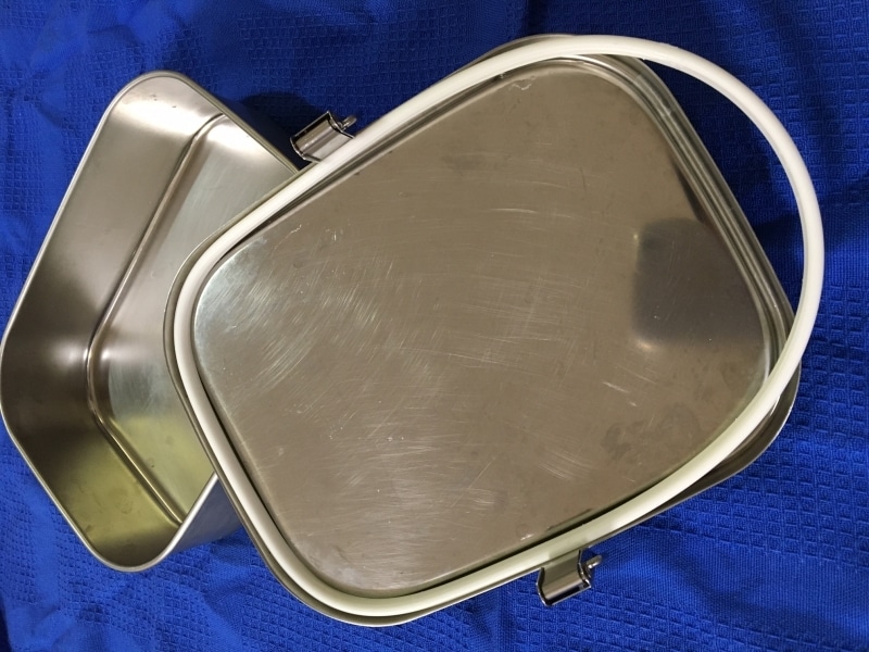 弁当箱の、蓋の、内側の、縁周りにはさまっている「パッキン」。写真の弁当箱の場合、素材はシリコンで耐熱温度も高く（240度）、熱湯消毒が可能なので衛生的に始末することは可能なのです。ただ外して洗うのを面倒くさがってしまうと、一度カビが生えると菌糸が食い込んで漂白しにくいデメリットがあります