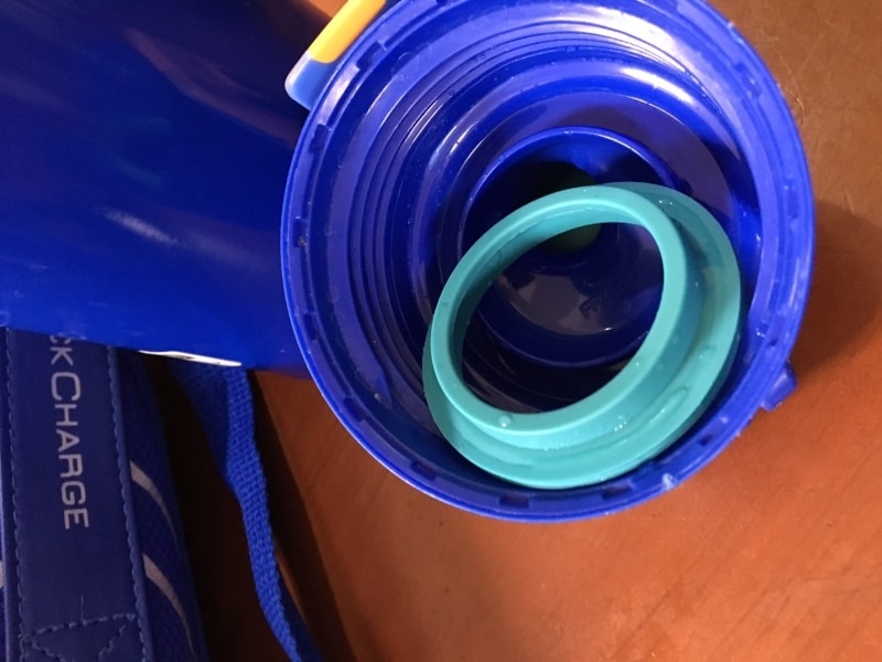 水筒の水漏れを防ぐパッキン部分。水筒を洗う都度外してここも洗わないと、容易にヌメリ、黒カビが生えてしまう難所です