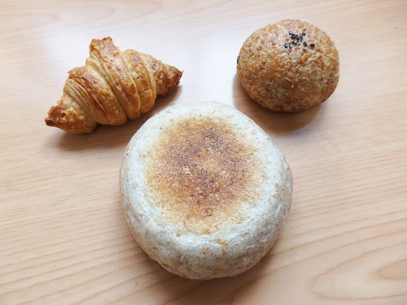左：クロワッサン　右：ふすまあんぱん　下：チョコパン