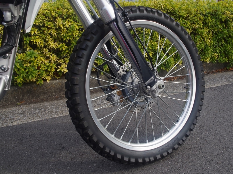 ゴツゴツとしたオフロードタイヤ