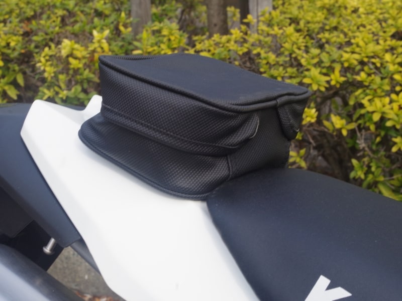 KLX250のテールカウルに装着された小物入れ