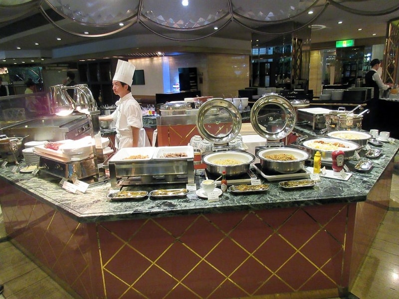 SATSUKI エントランス近くのブッフェ台