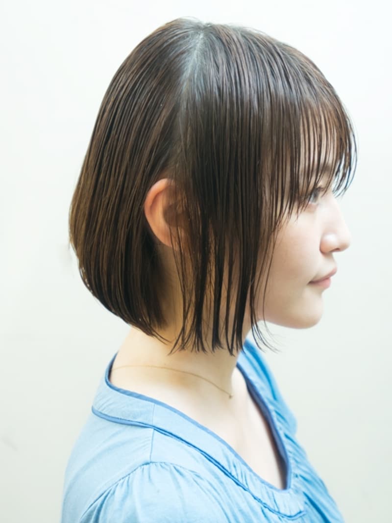 左右の耳を結んだ位置で分ける