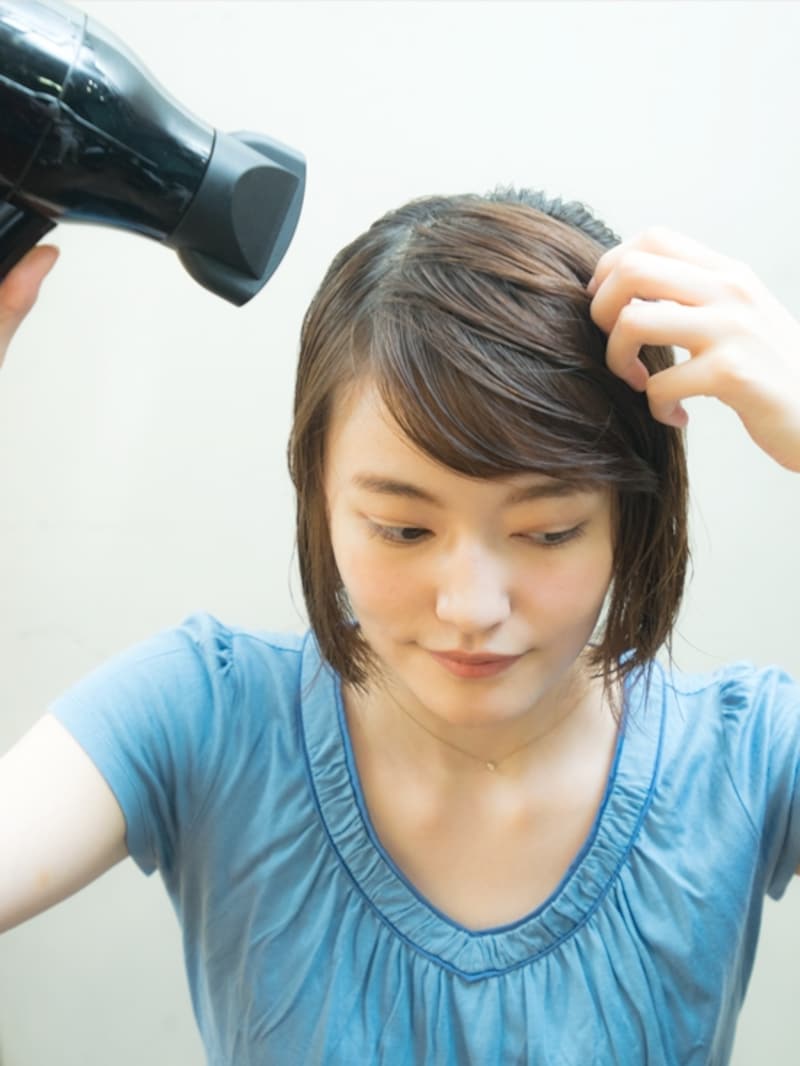 ドライアーを右手に持ち替えて同様に乾かす