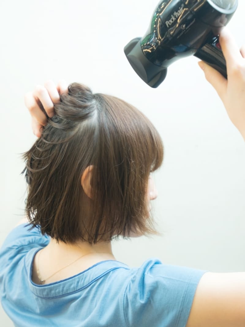 ドライヤーを右手に持ち替えると良い