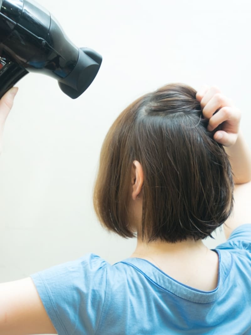 ドライヤーは斜め上から弱風で乾かすと良い