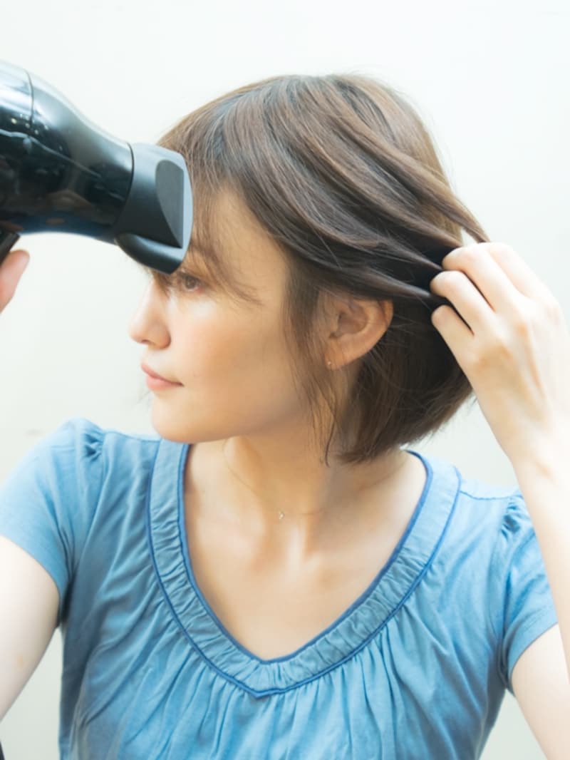 上を向いてドライヤーをすると根元にあてやすい