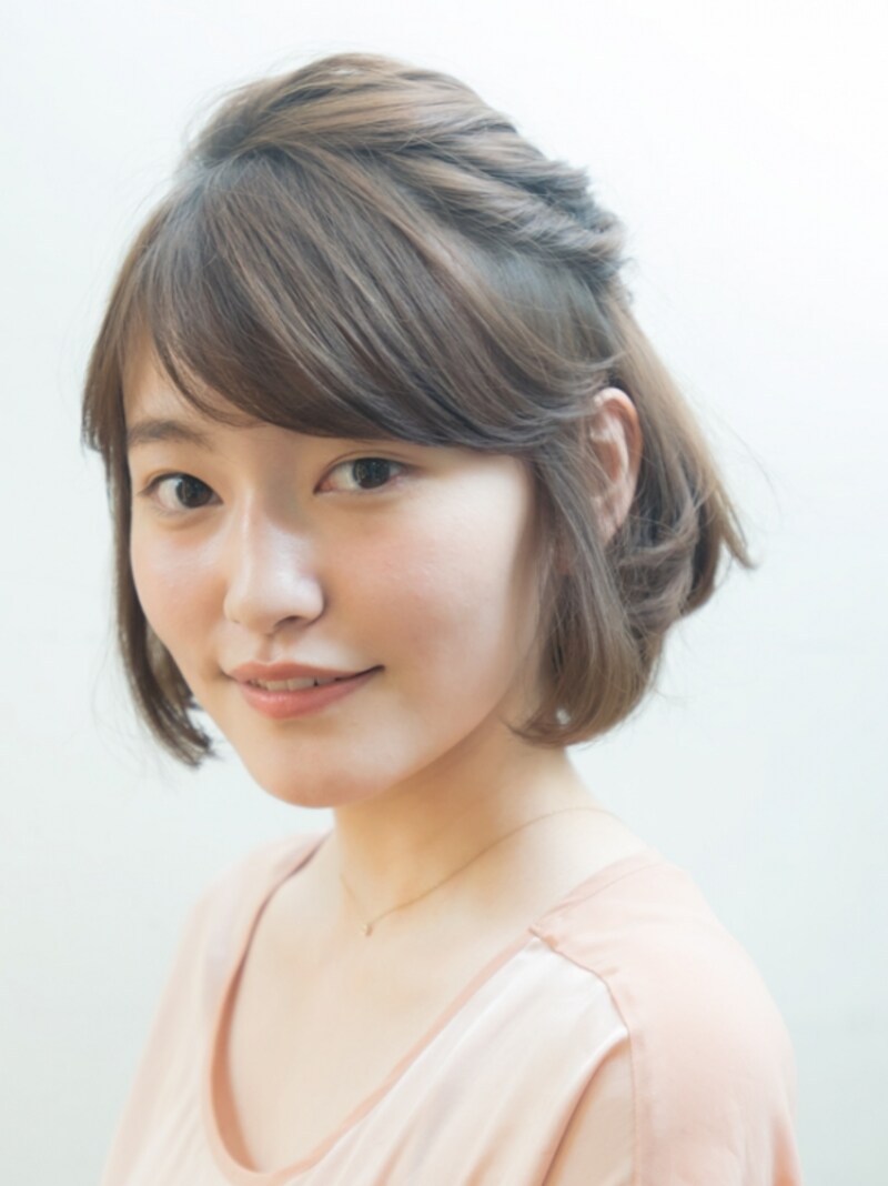ゴムとピン1つだけでOK!簡単ねじりアレンジボブ