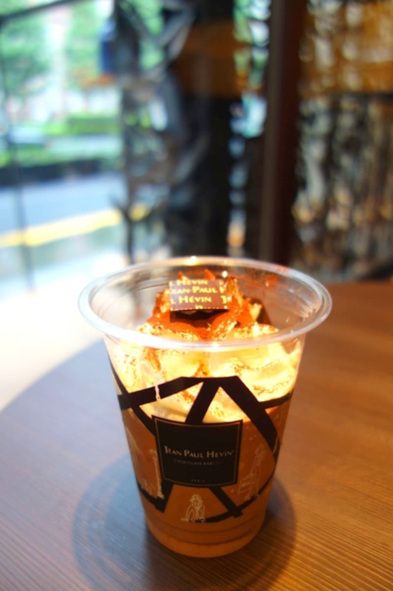 ジャン＝ポール・エヴァン チョコレートバー 丸の内のテーブルで