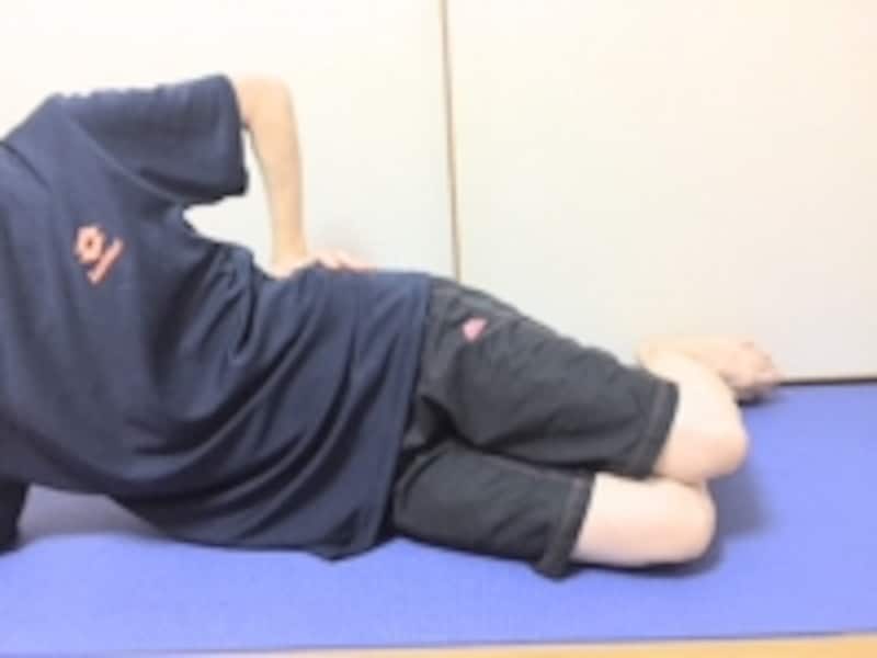 体を支える際、肩の下に肘をつくと安定しやすいです