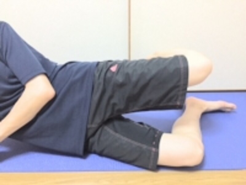 横向姿勢では、体を正面に向けた状態で行います
