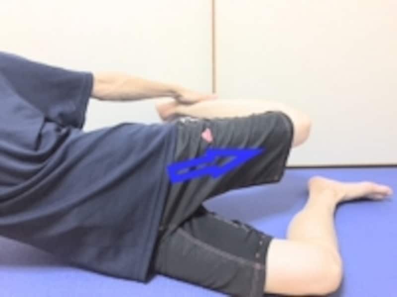 脚の付け根からフトモモ前面が気持ちよく伸ばされる位置でキープします