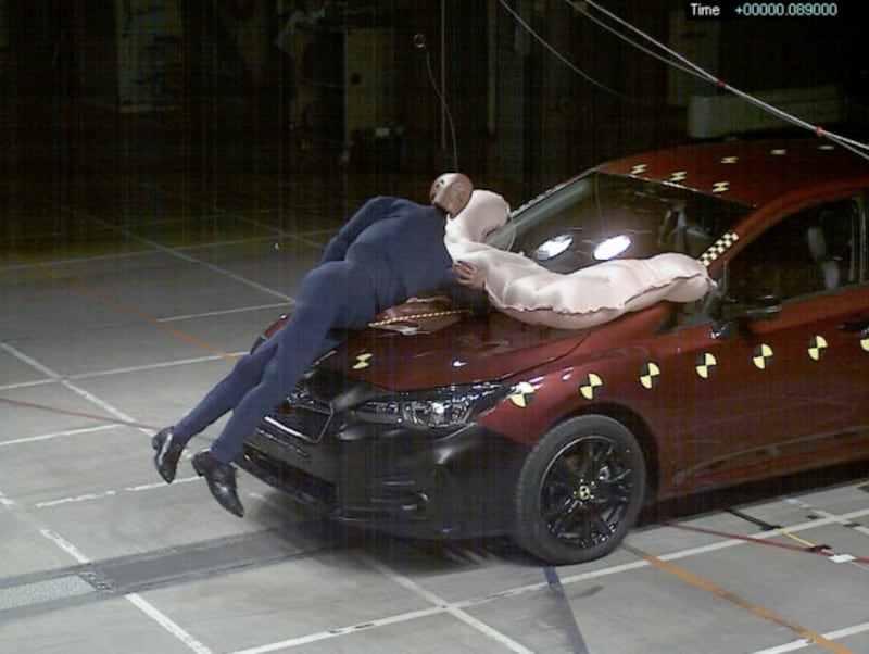 歩行者エアバッグ