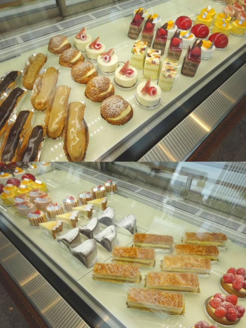 「ラ・プレシューズ」の生菓子のショーケースに並ぶ「ミルフィーユ」(税別550円)、「シューアラクレーム」(税別300円)「エクレール」(税別350円)など