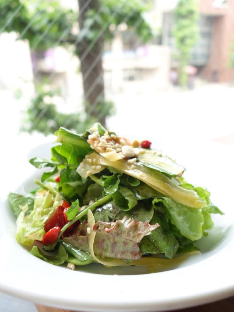 ランチにセットで付いてくるサラダ