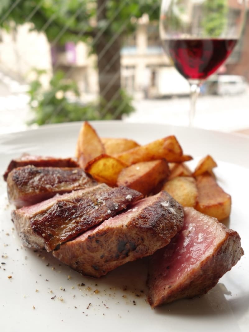 脂身が適度な甘みを感じさせる仔牛フィレ肉のロティ