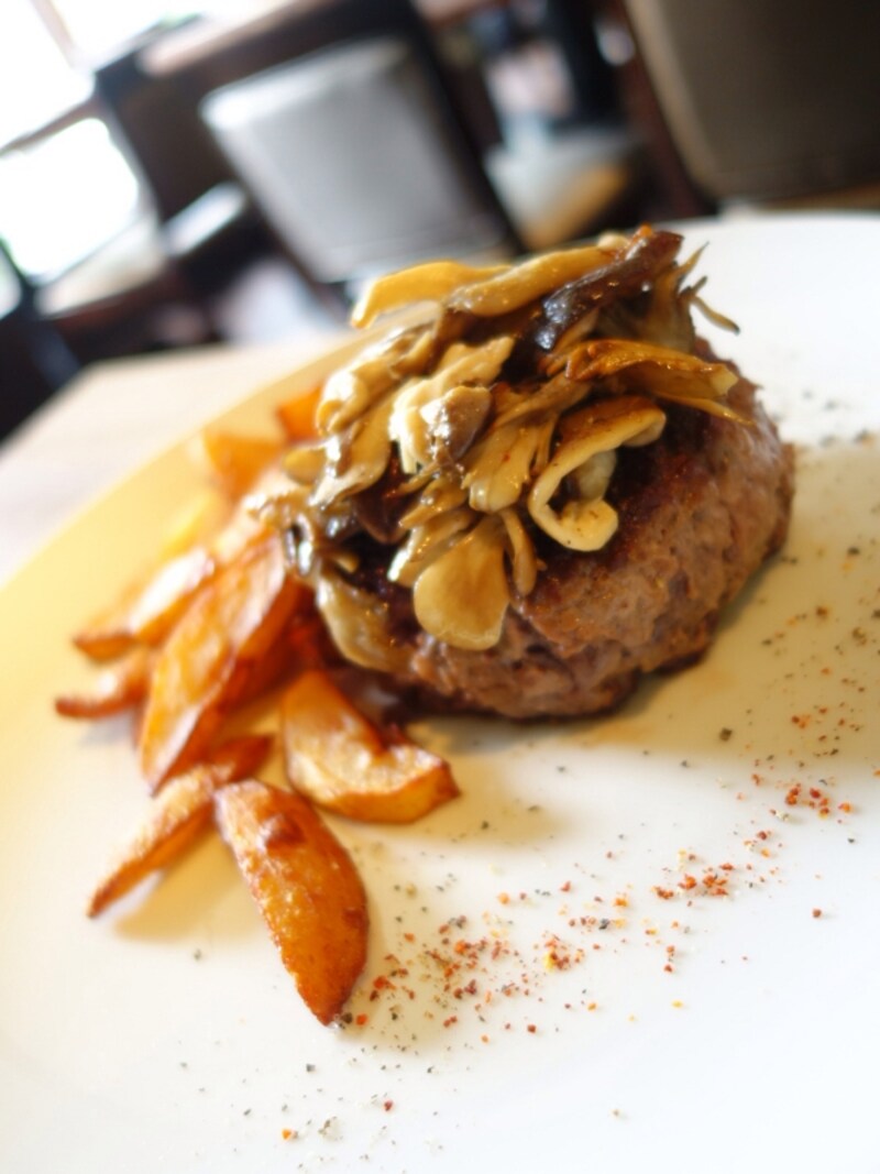 熟成肉を粗挽きして丸めて焼き上げたステークアッシュ