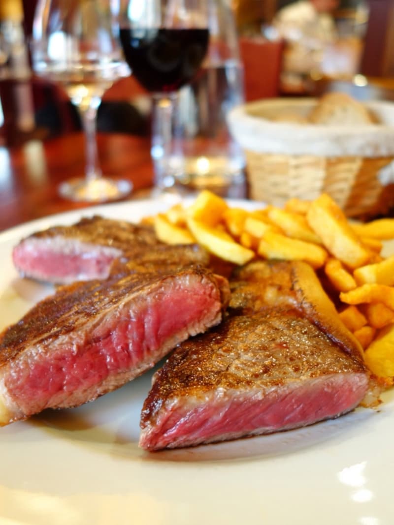 パリ本店でいただいたサーロイン。奥に見えるのがフランス産じゃがいもを使ったポムフリット(フライドポテト)