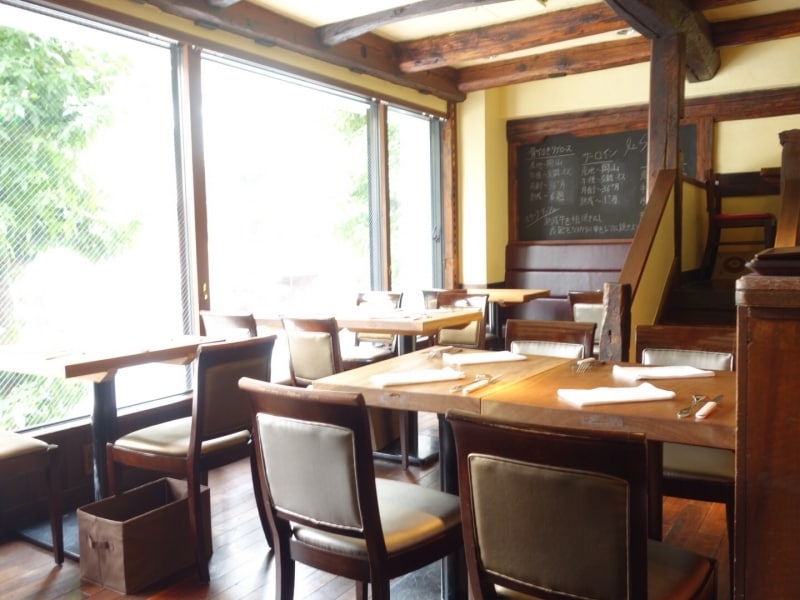 自然光が入って明るいメインダイニング