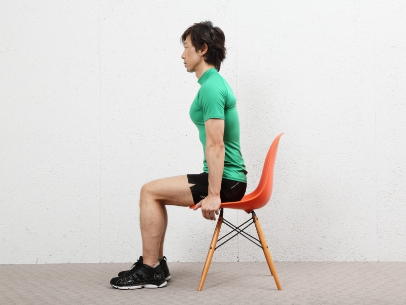 筋トレメニュー1 ヒップフロートSTEP1:背筋を伸ばし、両手で椅子をしっかりつかむ。