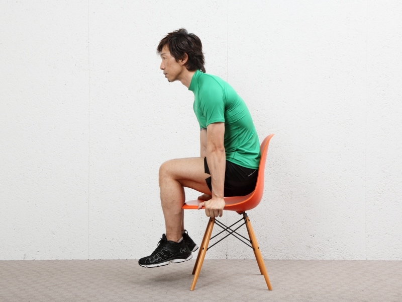 筋トレメニュー1 ヒップフロートSTEP2:腹筋と腕に力を入れてお尻を浮かせ、3秒静止。バランスに注意