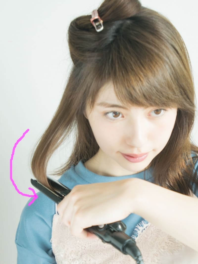 手首を内側に返しながら