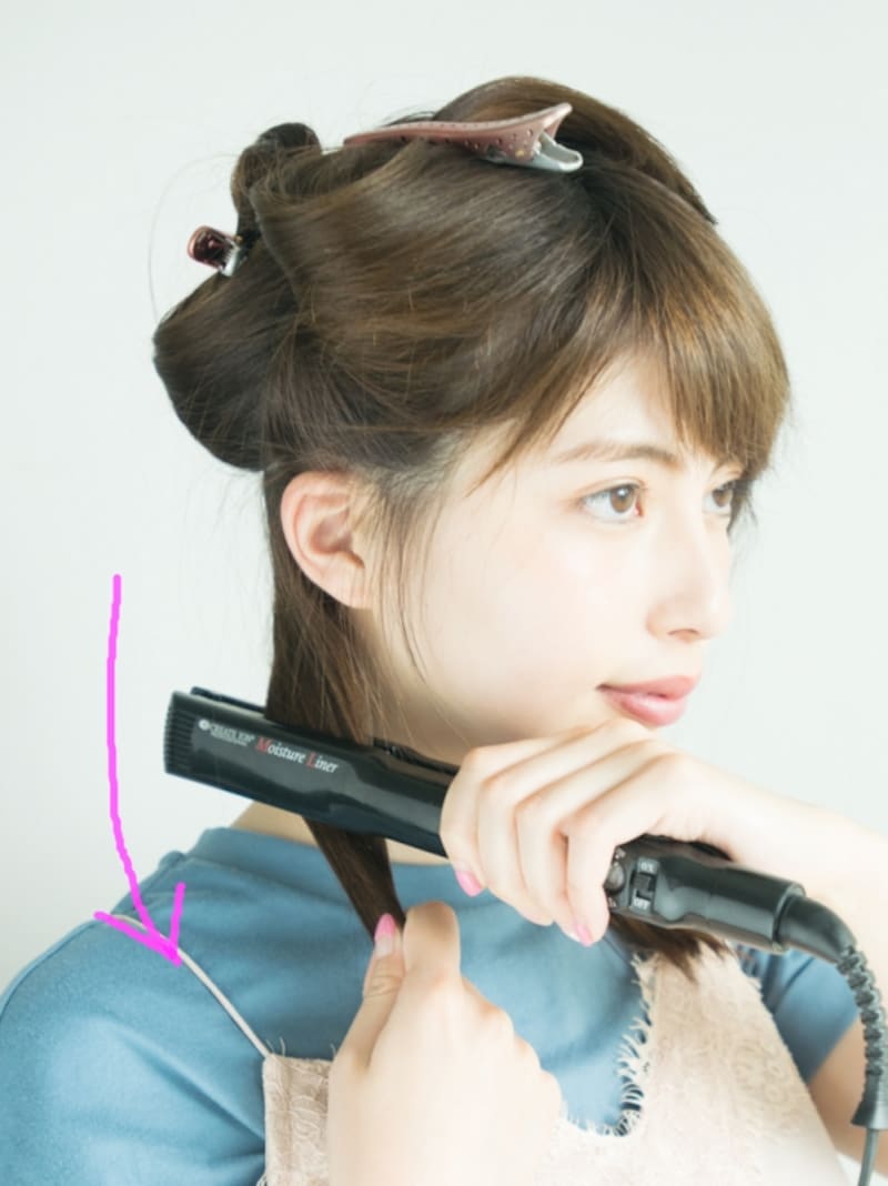 肩より前に引き出して