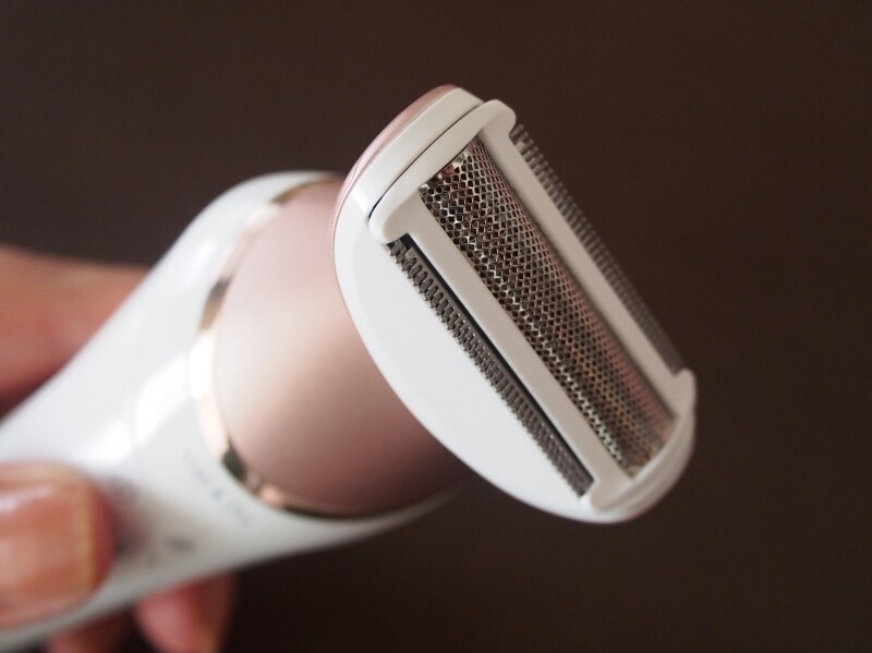 シェーバーは両側についているので、往復で効率的に処理