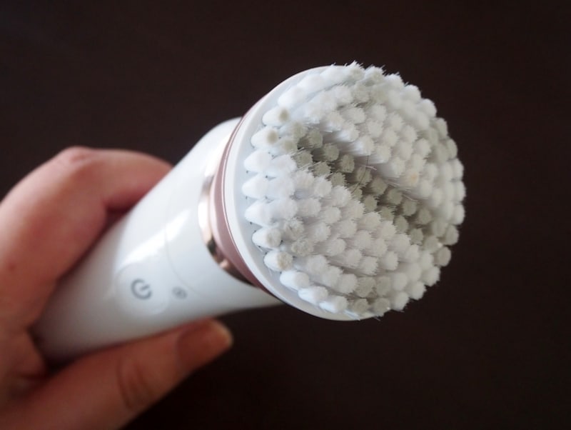 中央に配した硬めのブラシが、古い角質を除去してくれます