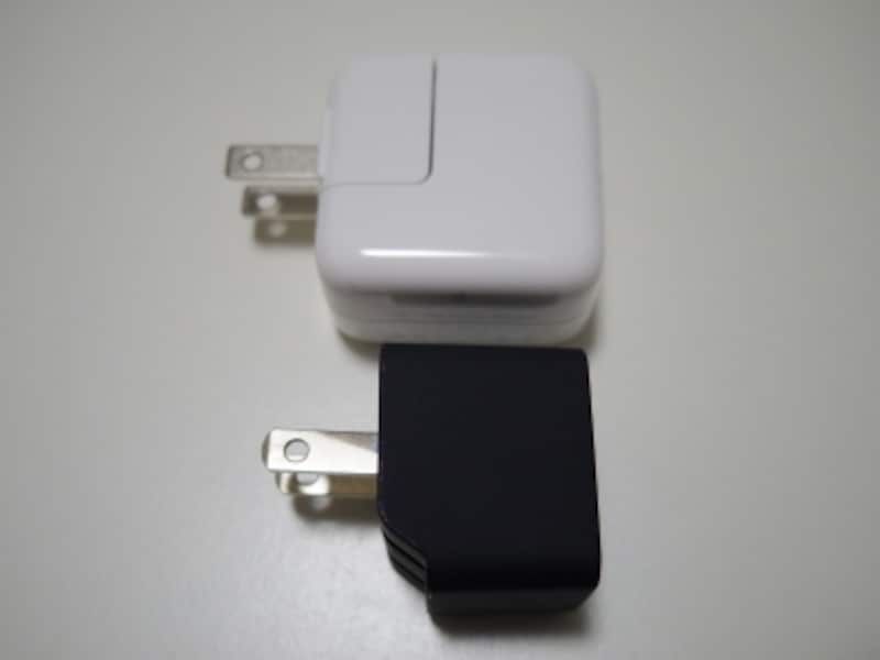 付属の充電器と小型充電器の大きさ比較