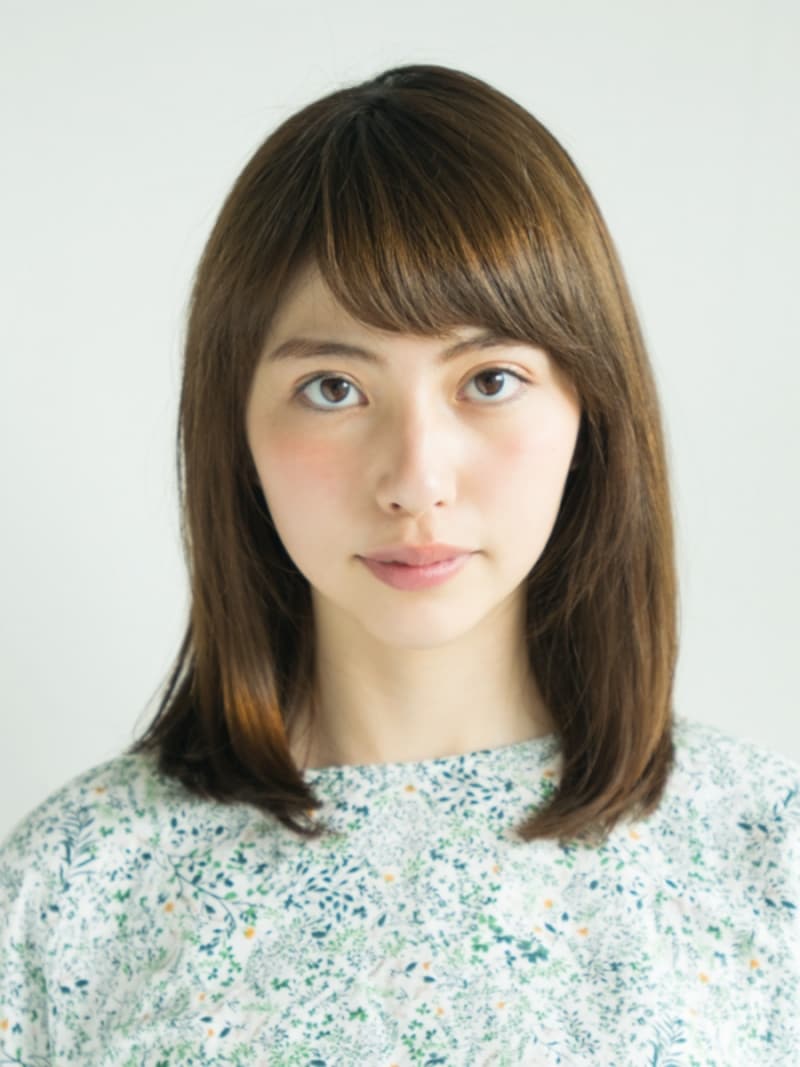 動きのないミディアムヘア