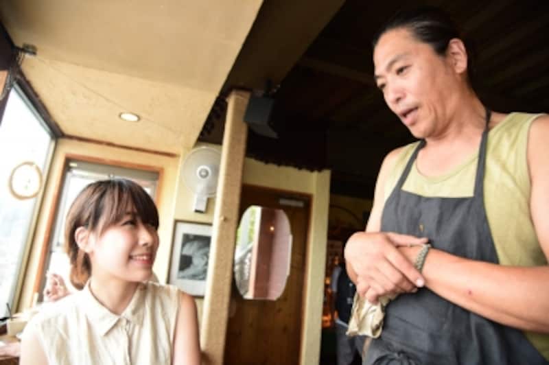『麻心』オーナーのSHINJIさん(右)