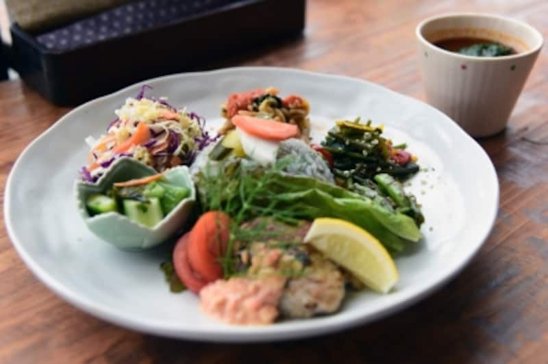 Magokoroプレート(日替わり)は、麻の実食品と旬の野菜、自家製発酵食品をふんだんに使った体に優しいプレート。MOEさんの感想は、「食欲そそるヘンプオイルを使ったナムルが特に好きでした。ごはんがすすみます。」