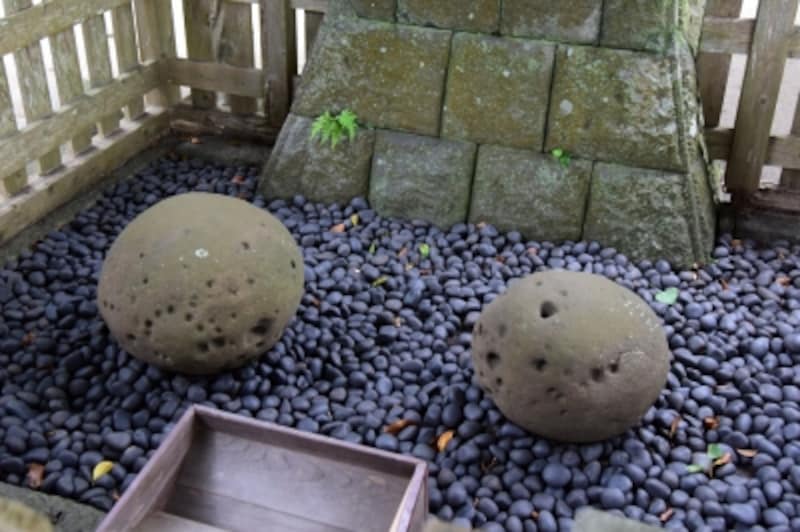 御霊神社境内の「手玉石」(左)と「袂石」(右)