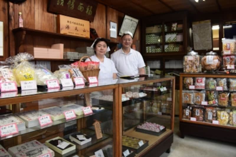 『力餅家』店内の様子。ご主人の安齊正好さん(右)と奥様