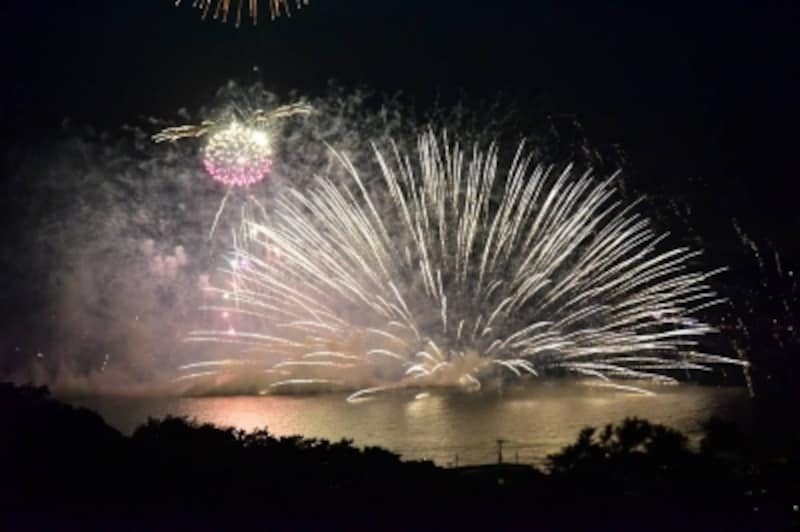 「鎌倉花火大会」の名物「水中花火」