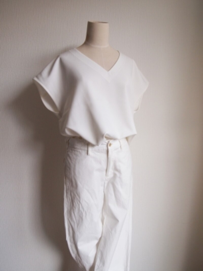 ホワイトコーデは違う素材を組み合わせてエレガントすぎないように着こなして