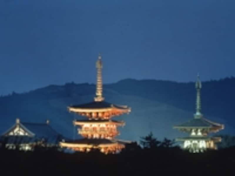 夜空に浮かび上がる薬師寺