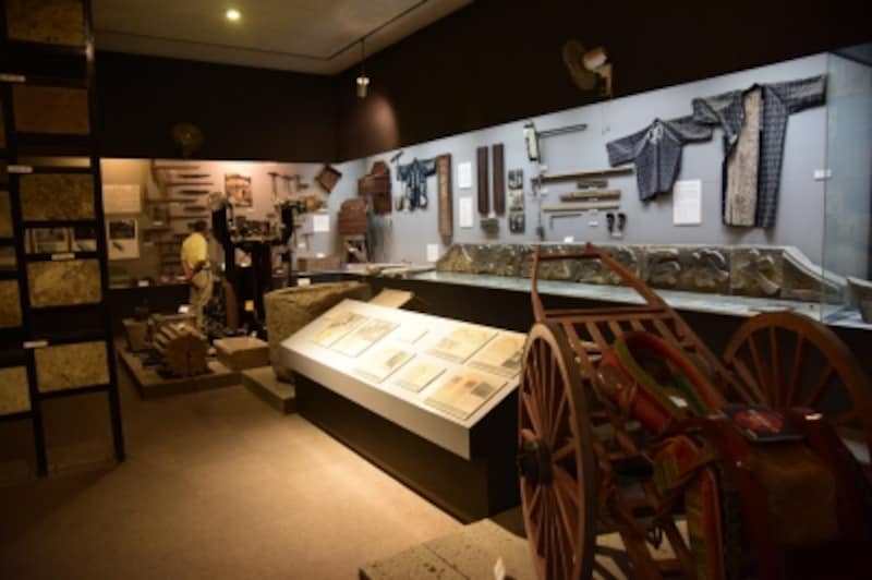 大谷石の採掘に使われた道具などの展示