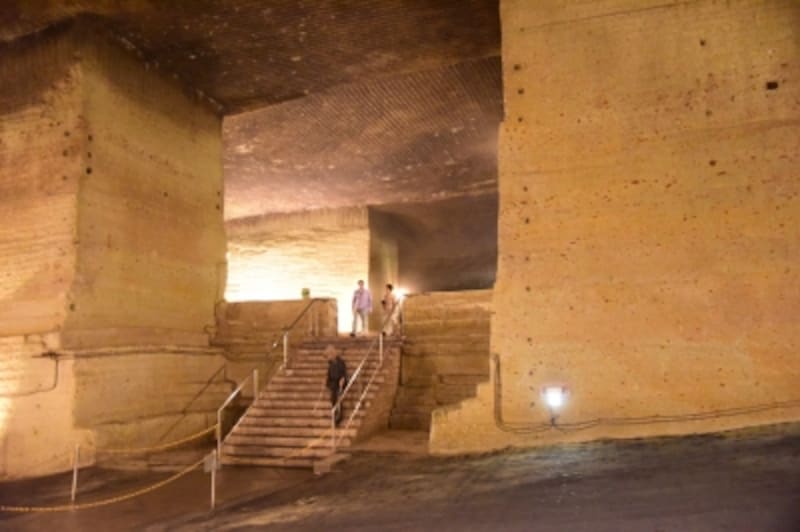 大きな柱が、まるで巨大な宮殿か神殿を思わせる