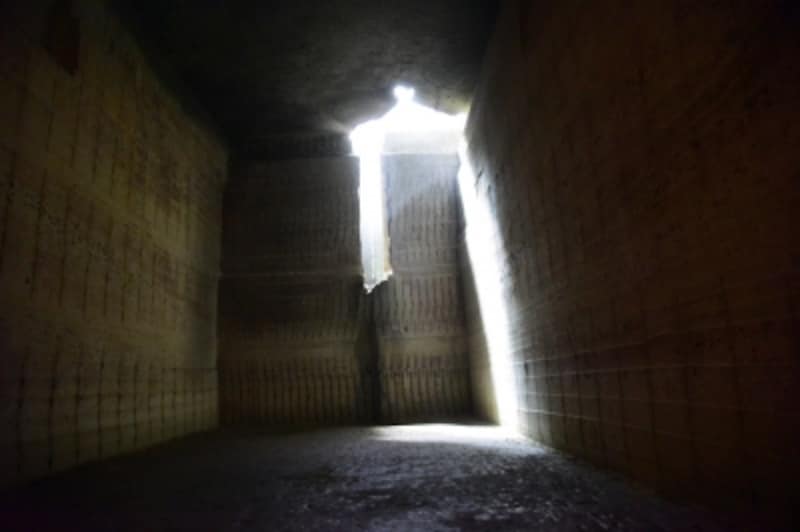 地上からの光が射し、神秘的な雰囲気の「教会ゾーン」