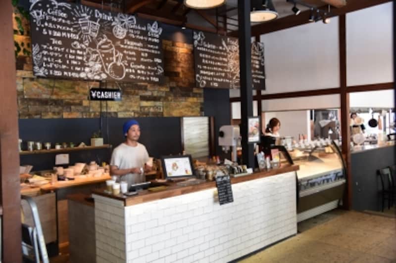 資料館に隣接する『ROCKSIDE MARKET』では軽食やジェラートなどが販売されており、店内での飲食も可能