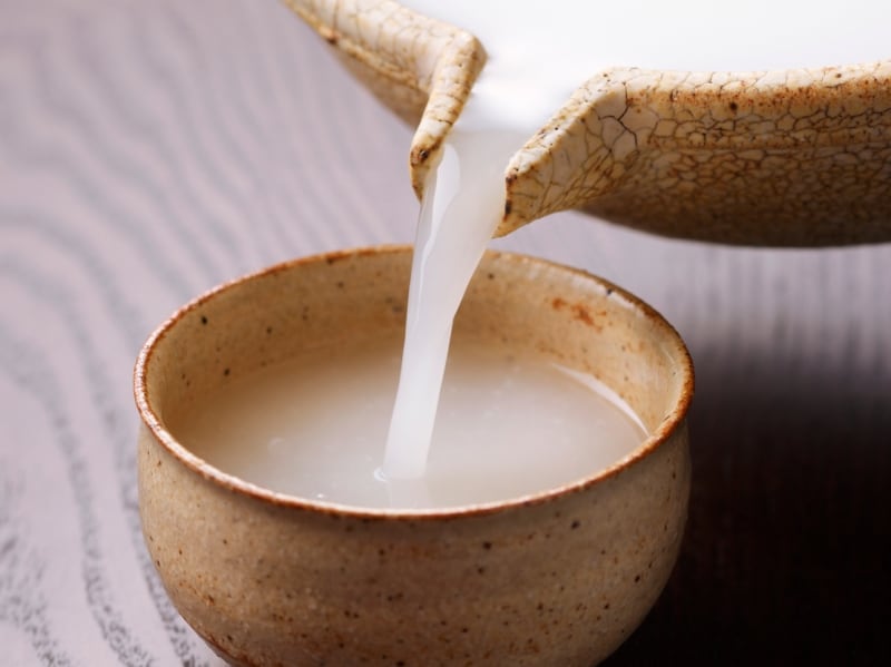 「口噛み酒」は日本酒のルーツとも言われる「どぶろく」(写真)に近いイメージ