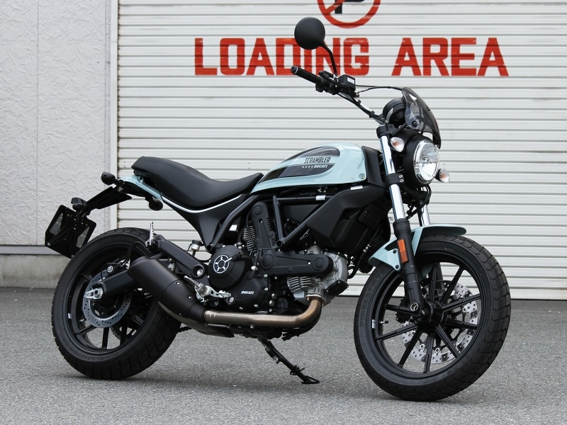 原さんの愛車は普通自動二輪免許で乗れる排気量400ccのドゥカティ スクランブラーSixty2（オーシャングレー）